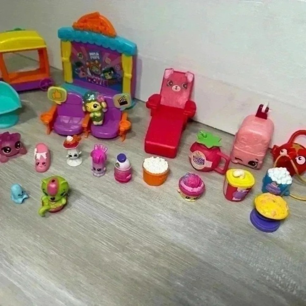 Shopkins Playset Lot Characters Figures Accessories Theater Miniatures Bundle - Picture 3 of 4